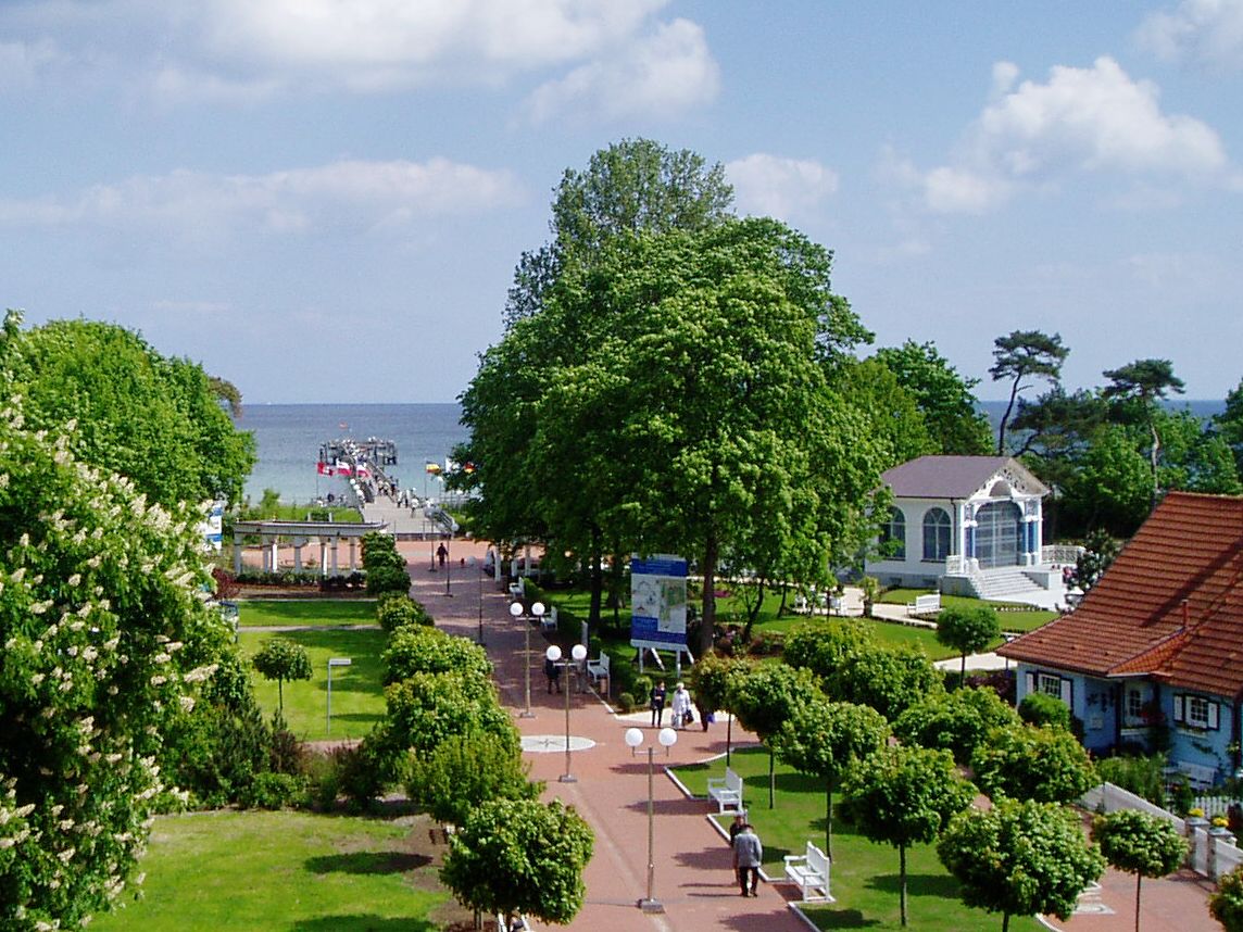 Aufnahme von oben über die Promenade in Richtung Ostsee