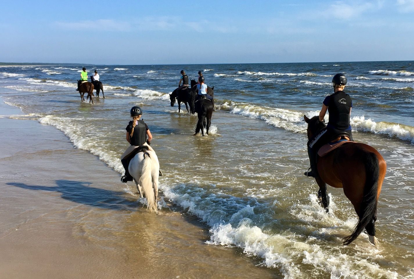 eine Gruppe von Reitern reitet in der Ostsee