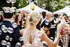 Gäste gratulieren dem Hochzeitspaar | © bilderstoeckchen - stock.adobe.com