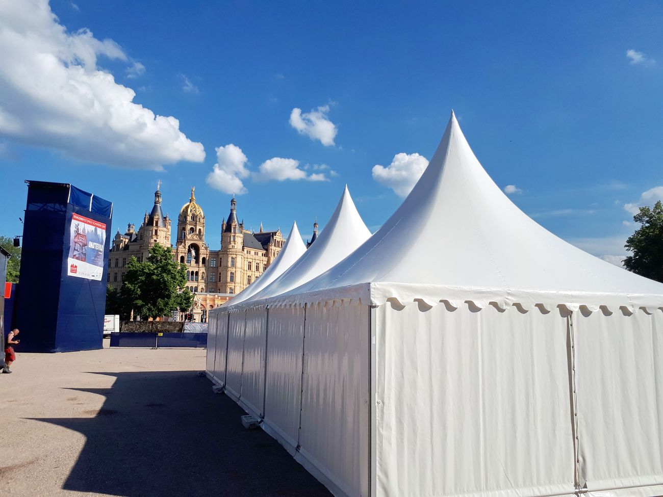 weiße Zelte vor dem Schweriner Schloss