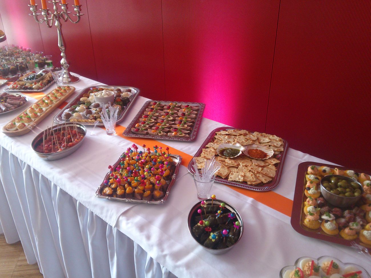 in weiß eingedecktes Buffet mit Häppchen und Spießen