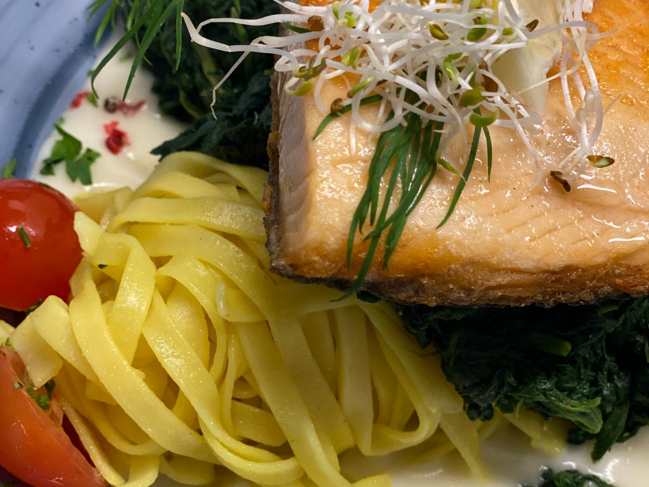 Frisches Fischfilet mit Gemüse und Nudelbeilage