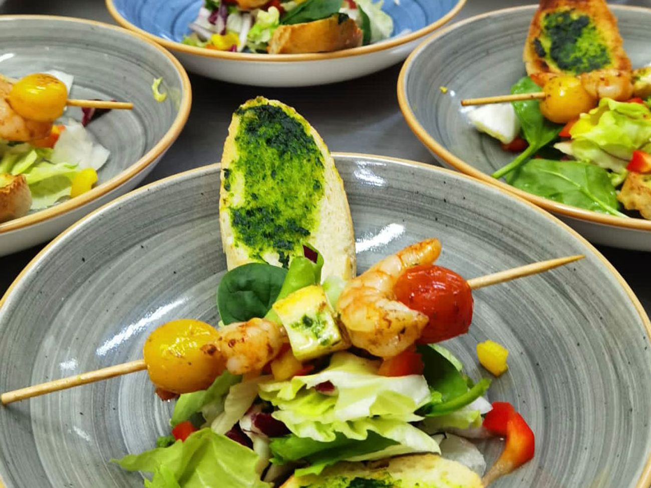 Vorspeise angerichtet auf grauen Porzellantellern