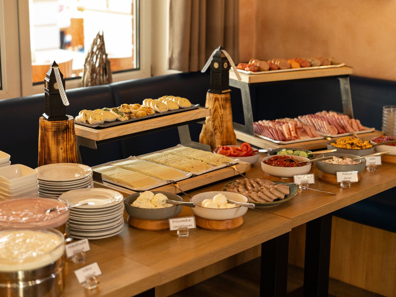 Frühstücksbuffet mit einer großen Auswahl an Käse und Fleischaufschnitten