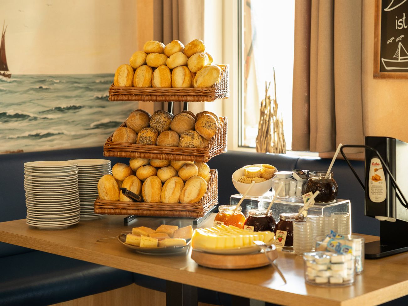 Frühstücksbuffet mit Brötchen, Butter und Marmelade