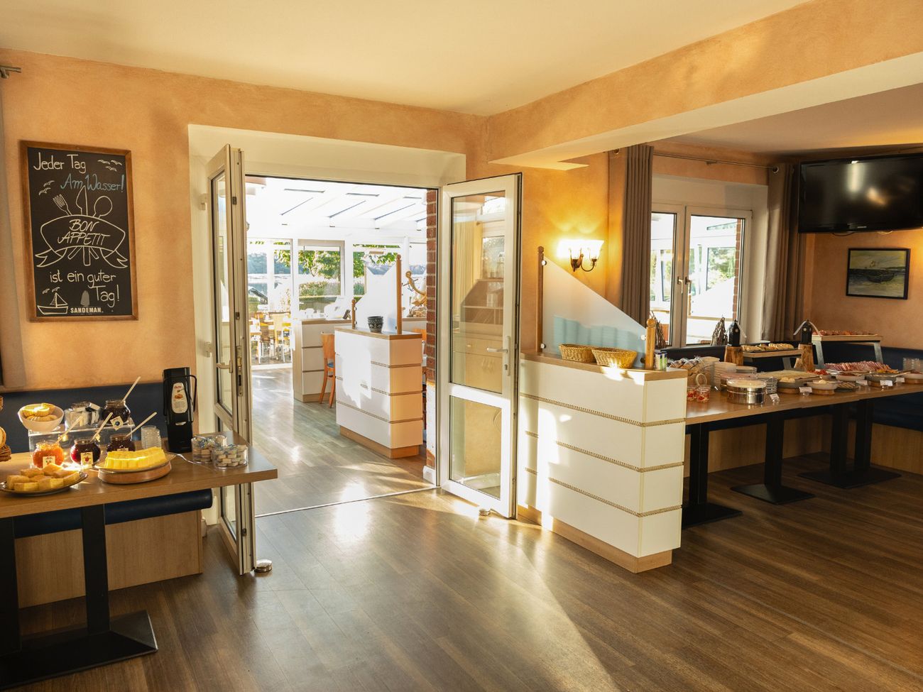 An mehreren langen Tischen aufgebautes Frühstücksbuffet