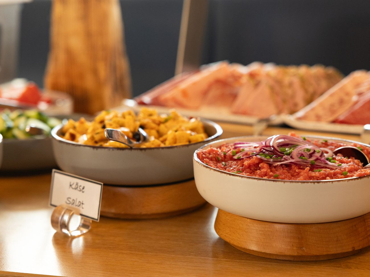 Frisch zubereitete Salate am Frühstücksbuffet