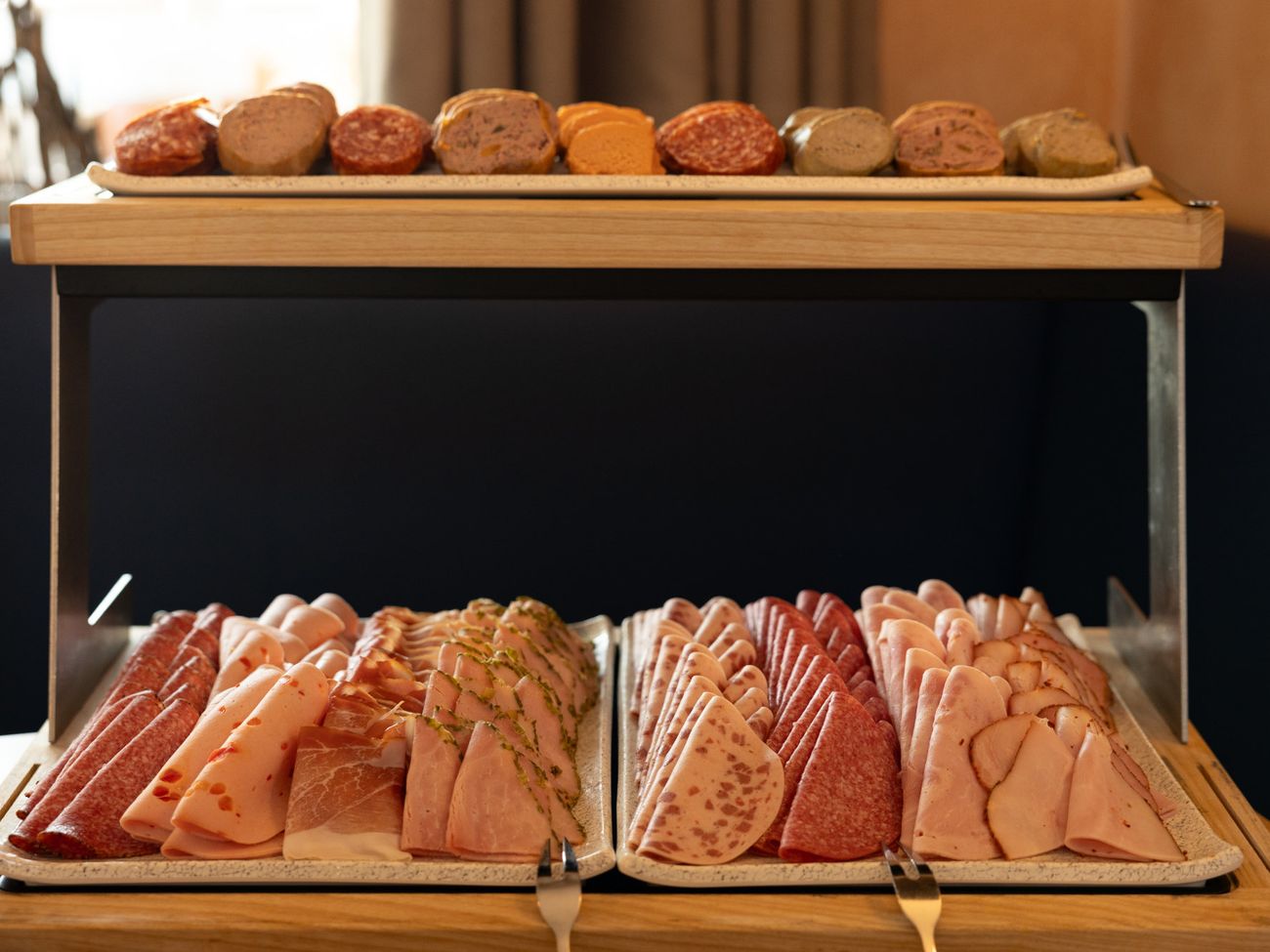 Schinken und Wurstaufschnitt auf Platten