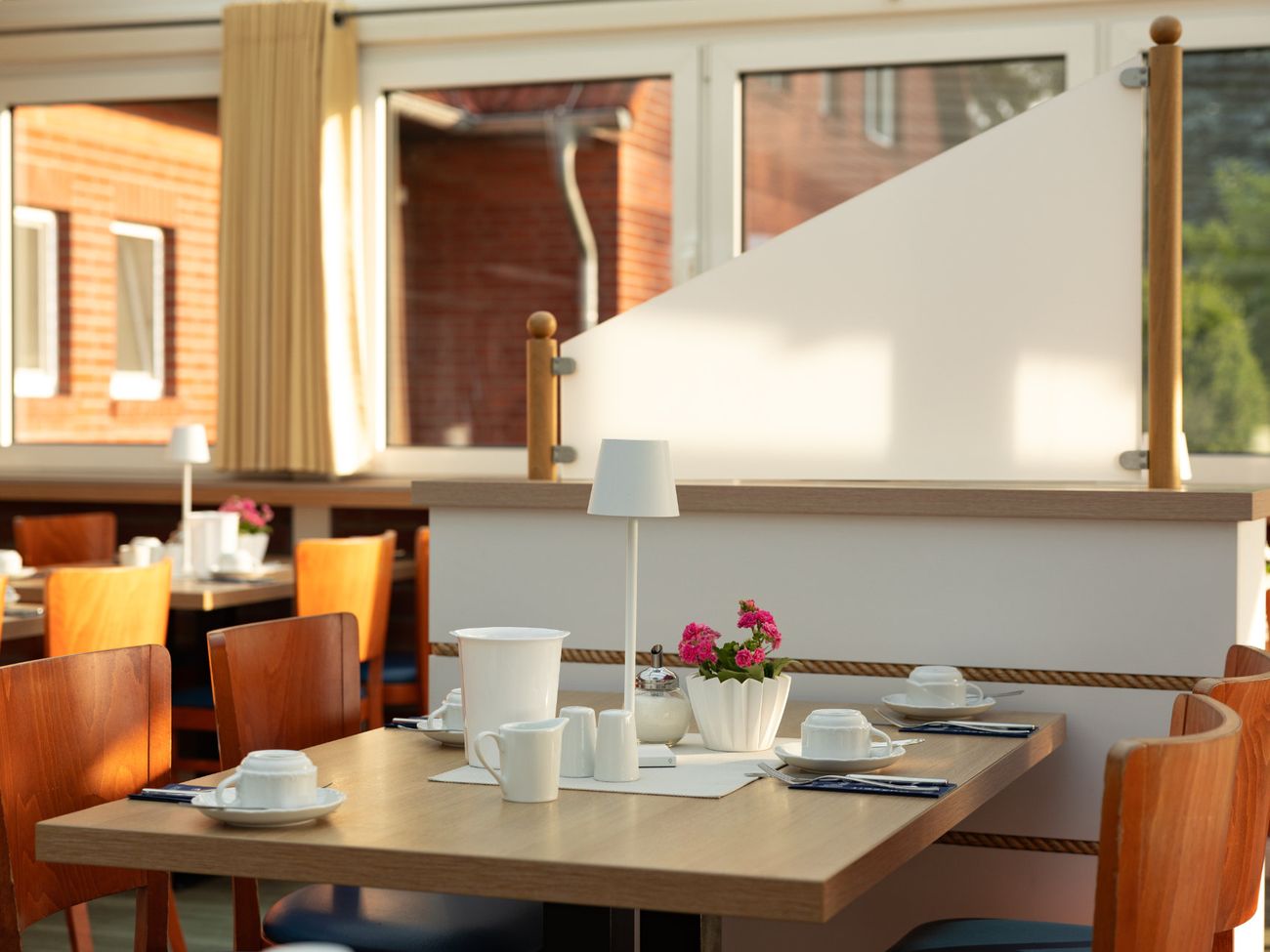 Eingedeckter Frühstückstisch