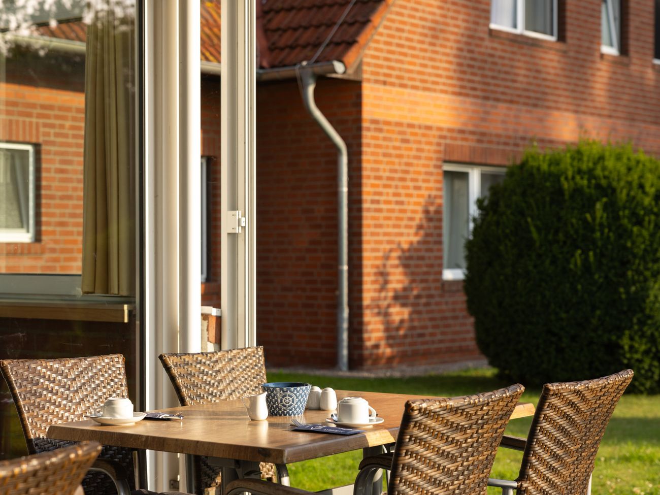 Für Frühstück gedeckter Tisch im Freien