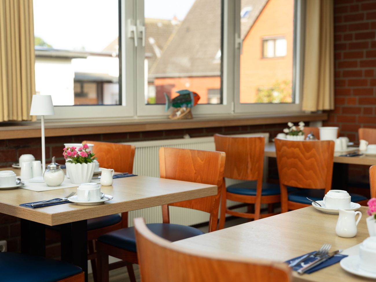 Kaffeetassen und Besteck für das Frühstück