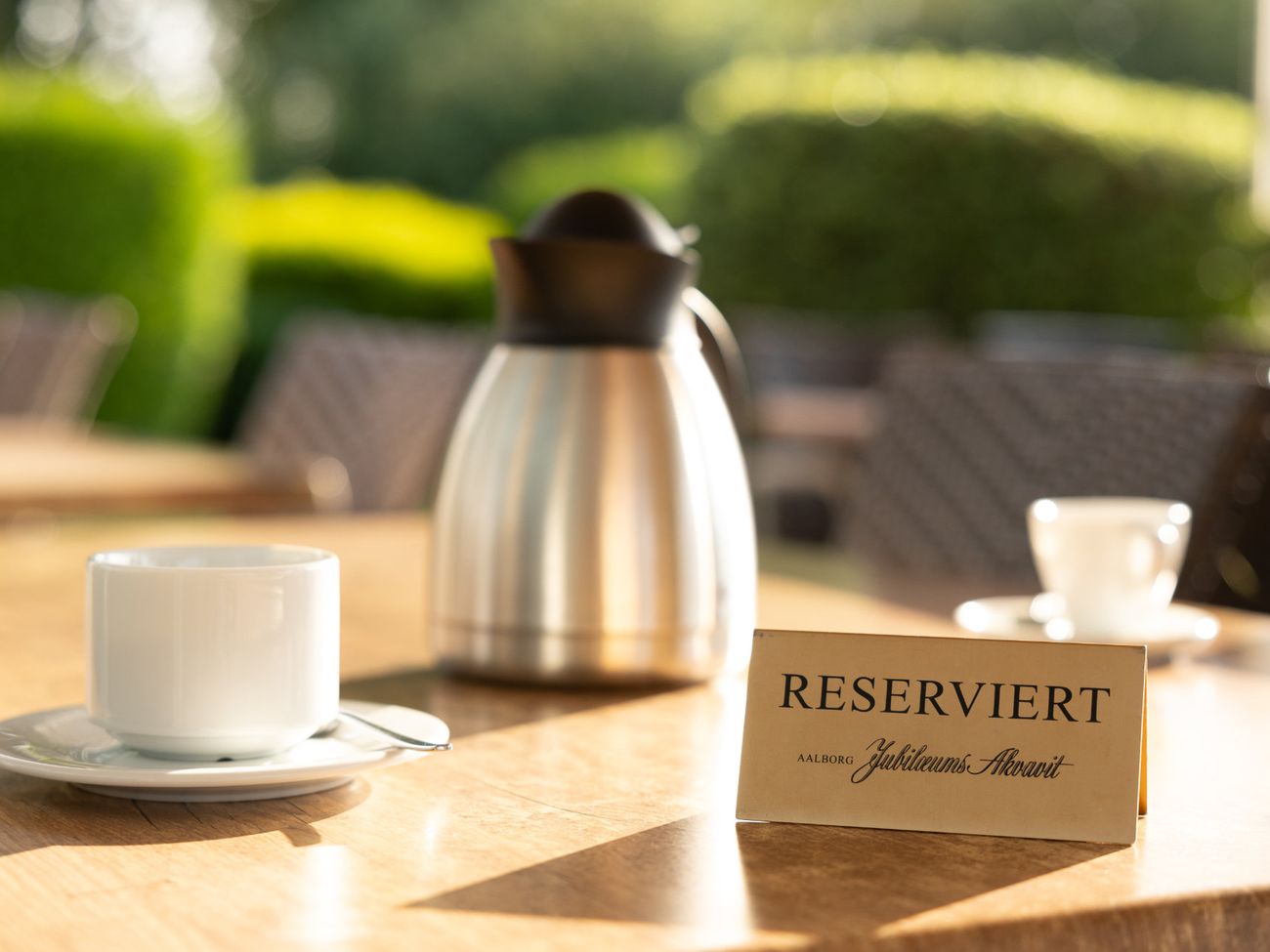 Reserviert-Schild auf einem Tisch im Freien