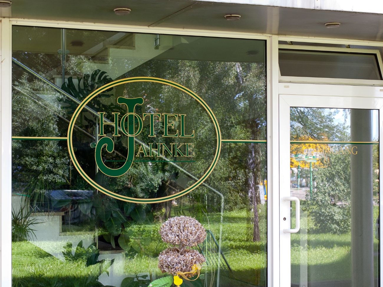 Eingang mit Glastür des Hotels Jahnke