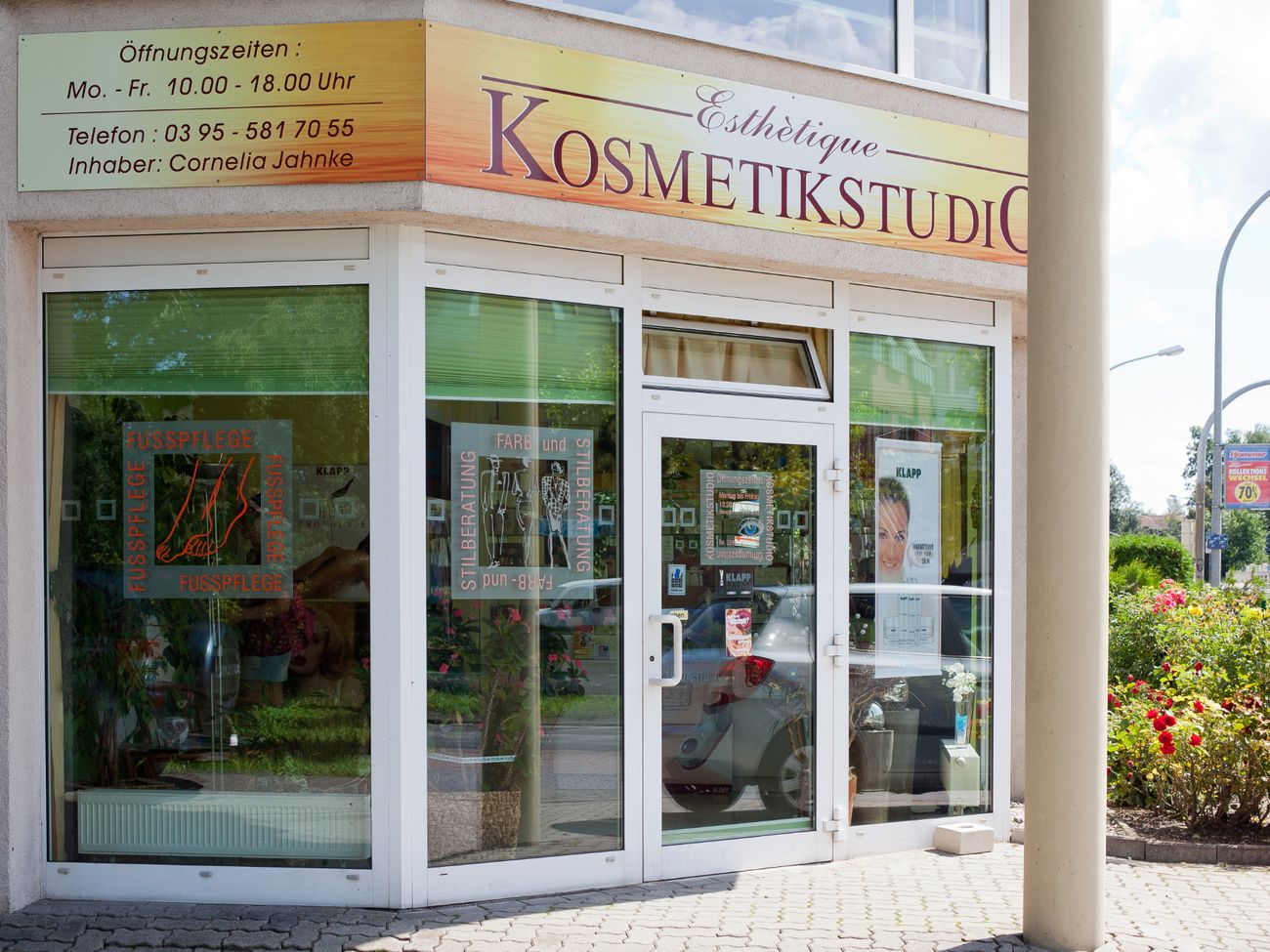 Außenansicht eines Kosmetikstudios