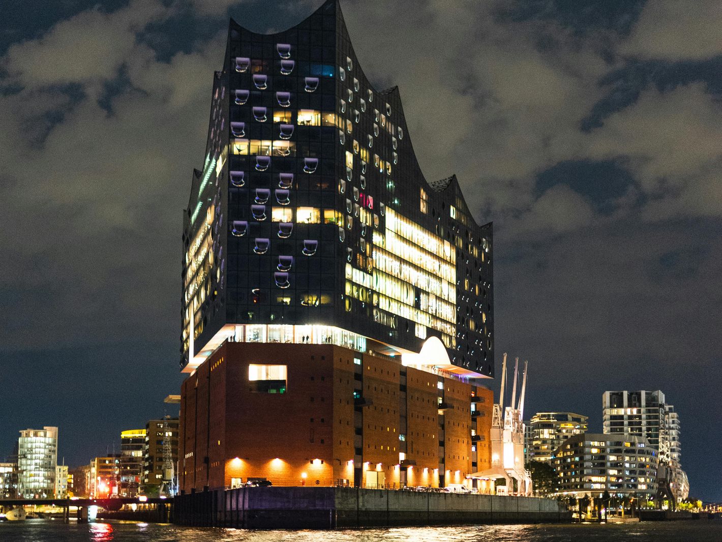 Elbphilharmonie bei Nacht | © Nici Gottstein