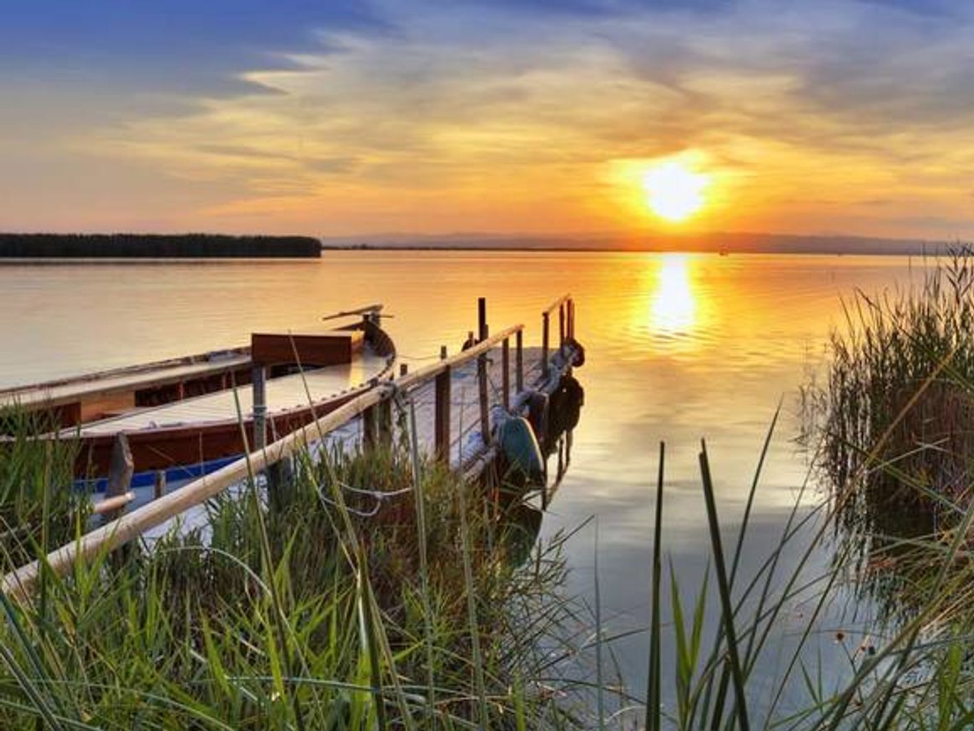 Steg mit Bootsanlegestelle an der Müritz