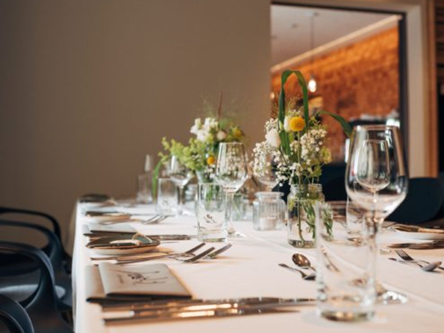 eingedeckter Tisch im Restaurant