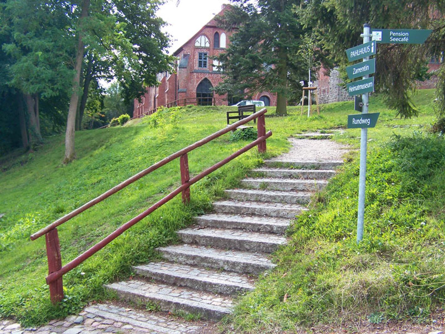 An der Kirche startet der Rundweg zur Halbinsel Stangen