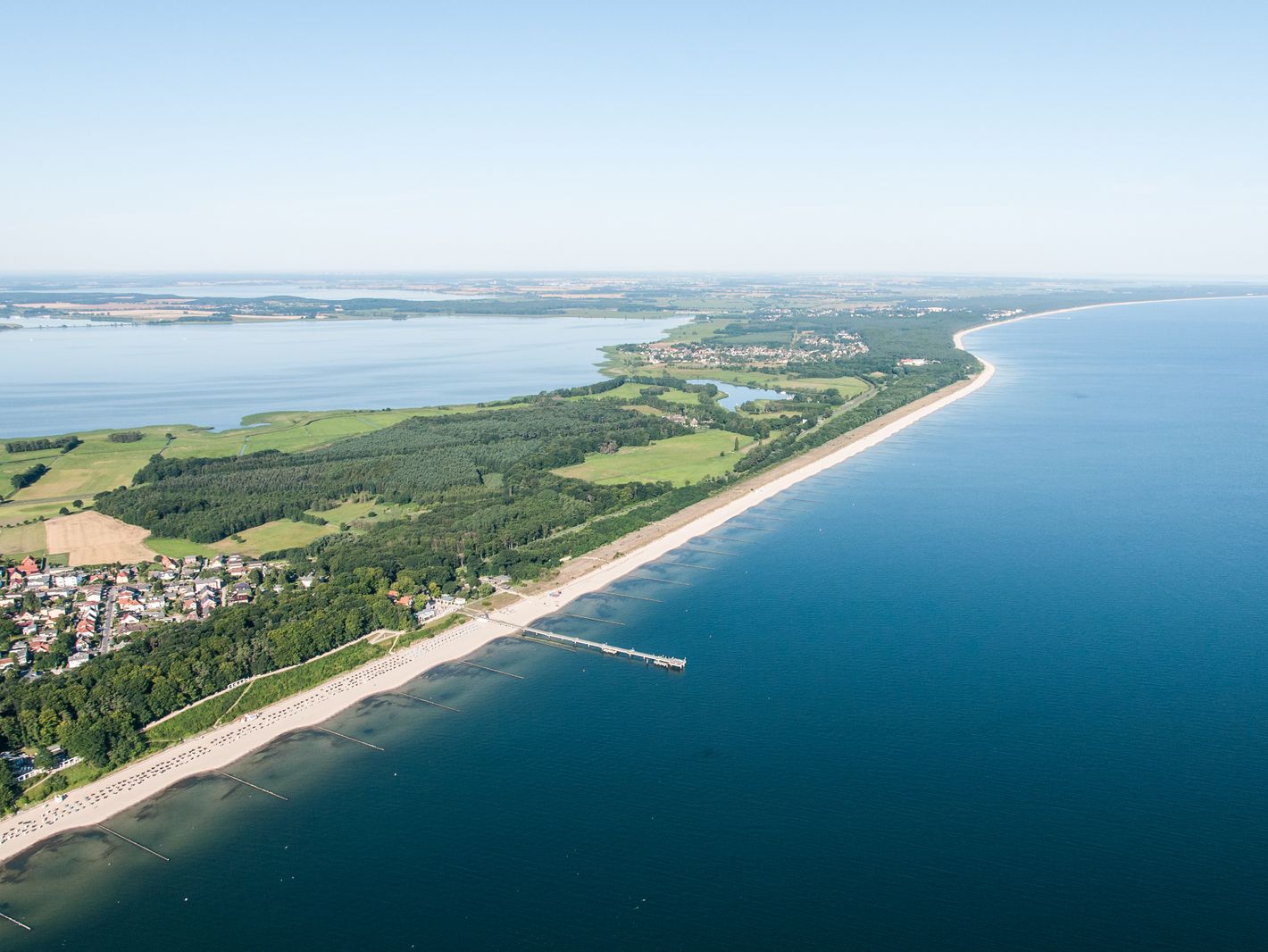 Luftaufnahme des Küstenstreifens der Insel Usedom | © UsedomCards.de - stock.adobe.com