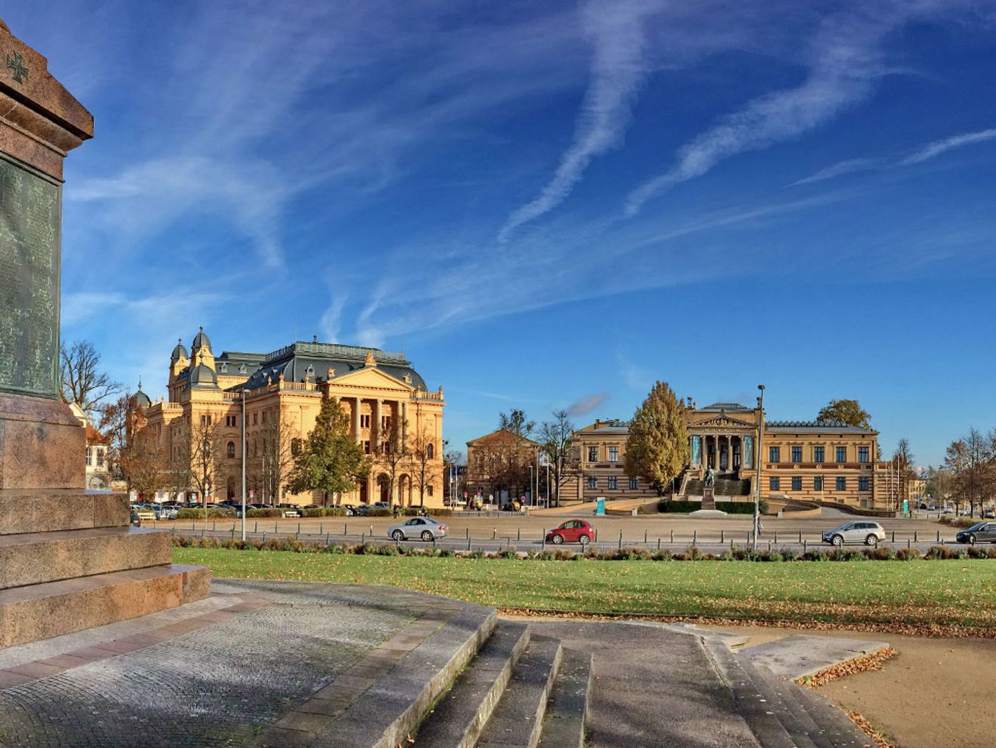 Alter Garten Schwerin mit Staatstheater (l.) und staatlichem Museum (r.)