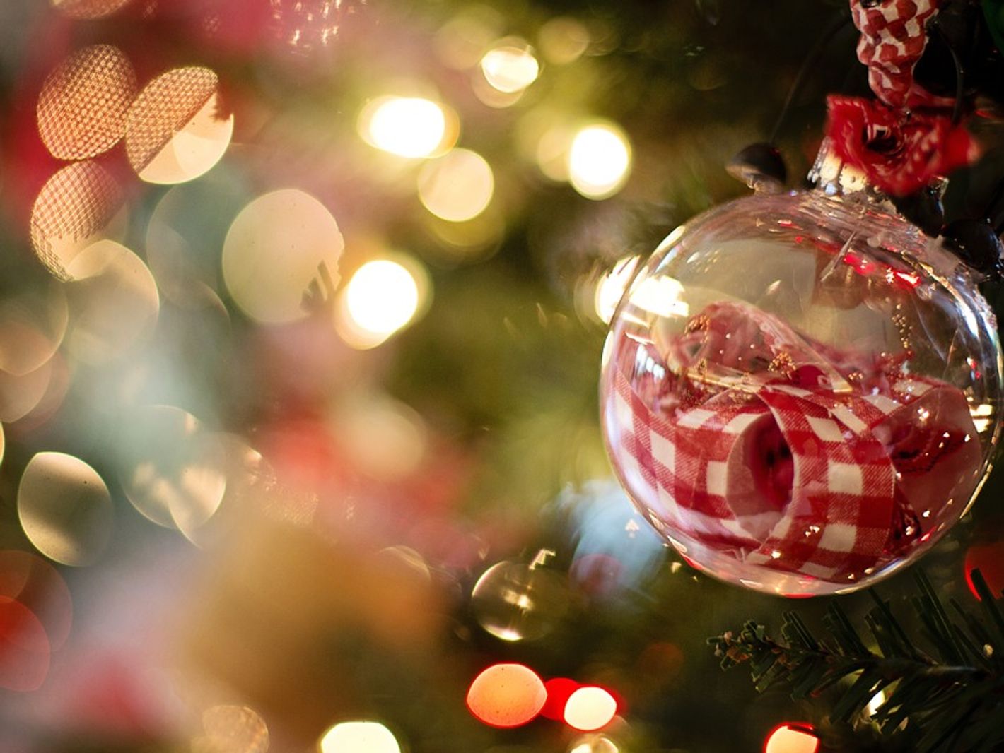 Weihnachtstimmung mit Weihnachtskugel