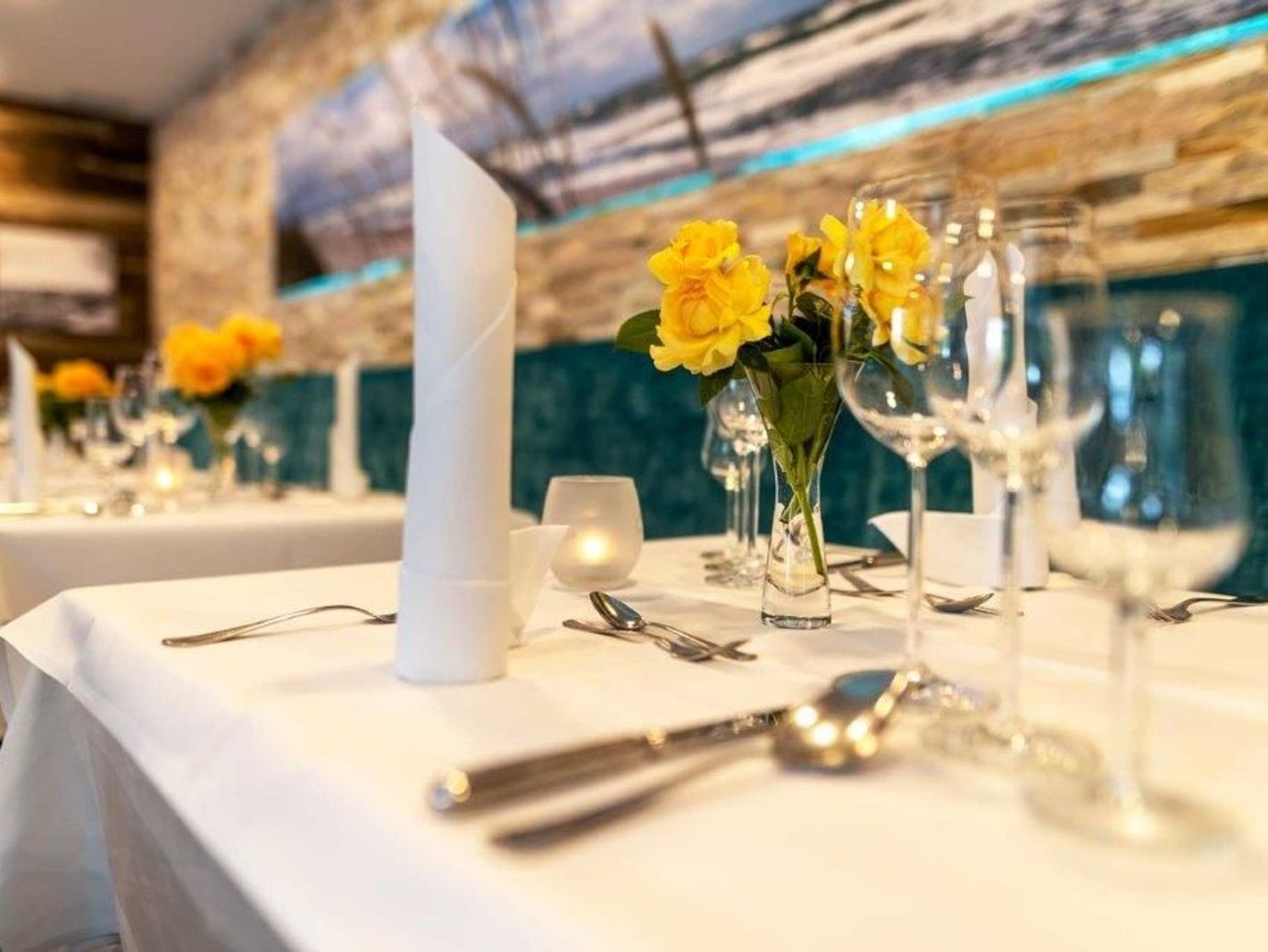 Hotel Blinkfüer - gedeckter Tisch im Restaurant