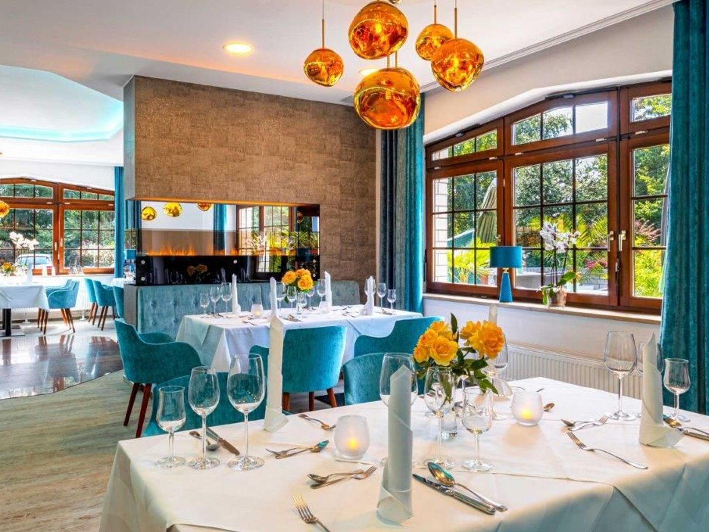Hotel Blinkfüer - Restaurant mit eingedeckten Tischen