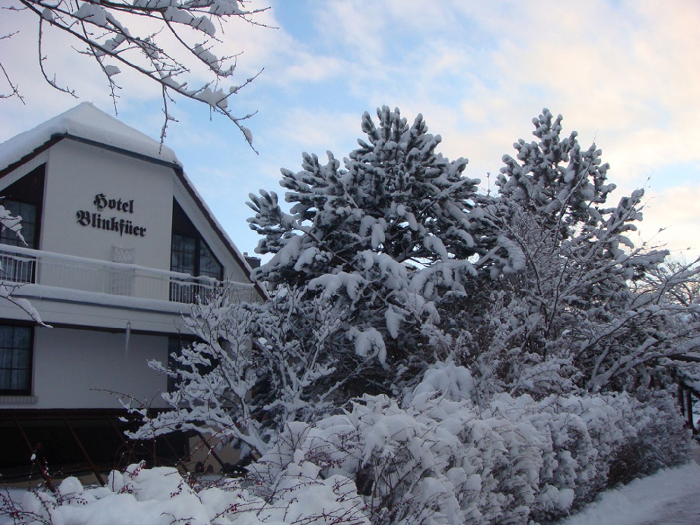 Hotel Blinkfüer - Winteransicht mit viel Schnee