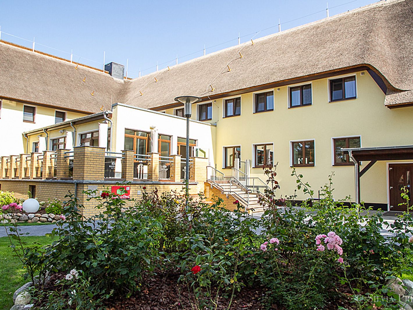 Ostseehotel Wustrow Aussenansicht mit Terrasse