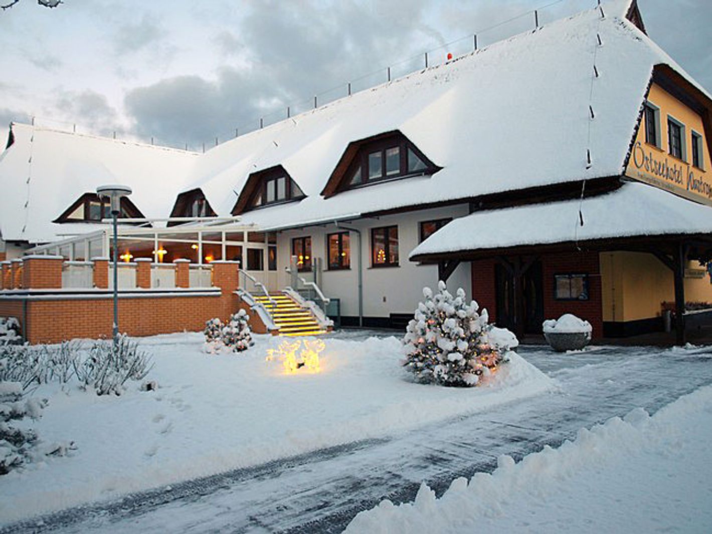 Außenansicht des Hotels im Winter