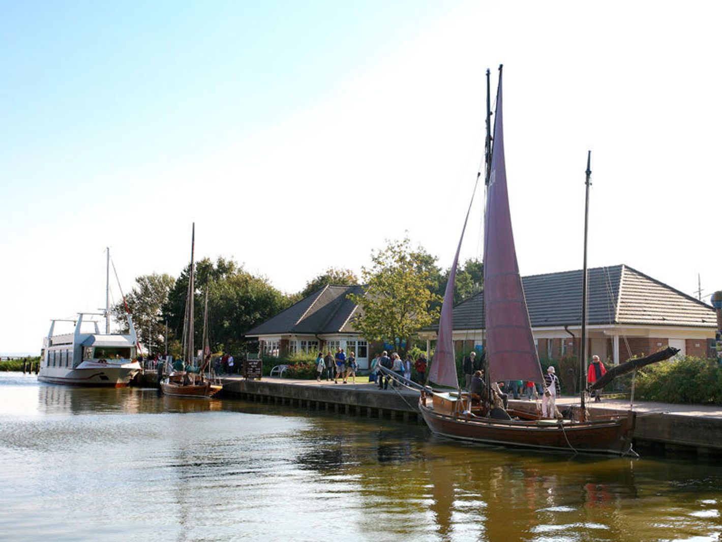 Boote an der Uferpromenade
