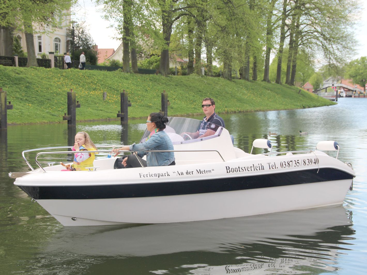 Familienausflug mit einem Boot
