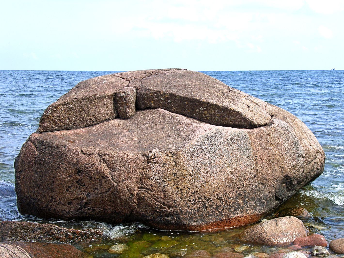 Der Findling Svantekahs am nordwestlichen Ufer der Halbinsel Jasmund auf der Insel Rügen. | ©  Lappländer,    CC BY-SA 4.0, via Wikimedia Commons