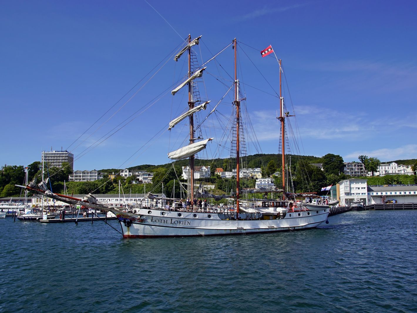 Segelschiff Loth Lorien im Hafen Sassnitz | © brudertack69 -  stock.adobe.com