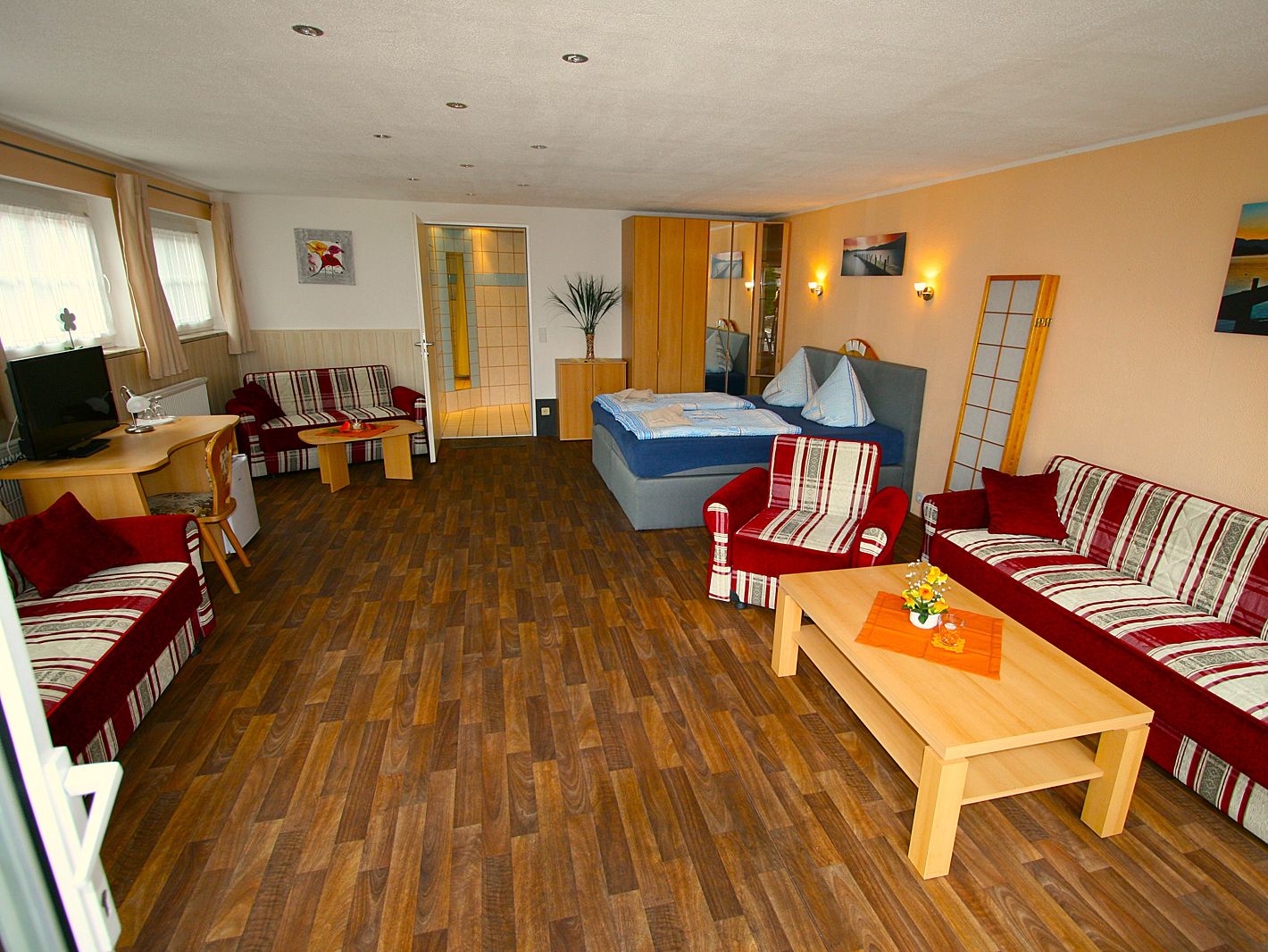 großes Zimmer mit Dopelbett, Couch & TV