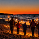Fackelwanderung "Inselleuchten" | © Familienwanderung im Fackelschein am Strand.png