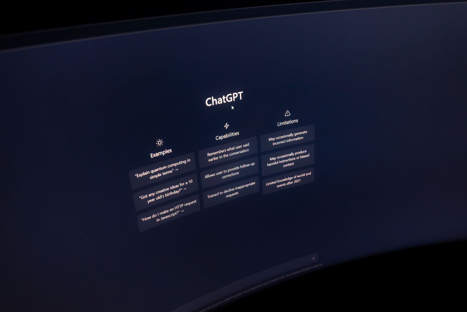 Fotografie eines Bildschirms mit der ChatGPT-Startseite