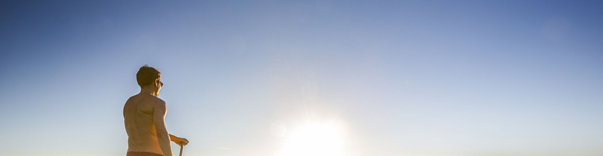 Stand-Up Paddler im Sonnenuntergang | © mmphoto - stock.adobe.com