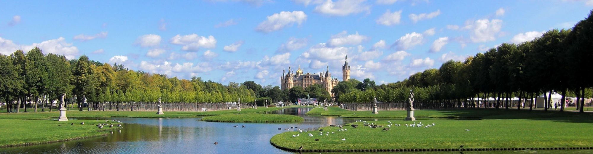 Schweriner Schlossgarten mit Blick auf das Schloss | © mvp.de