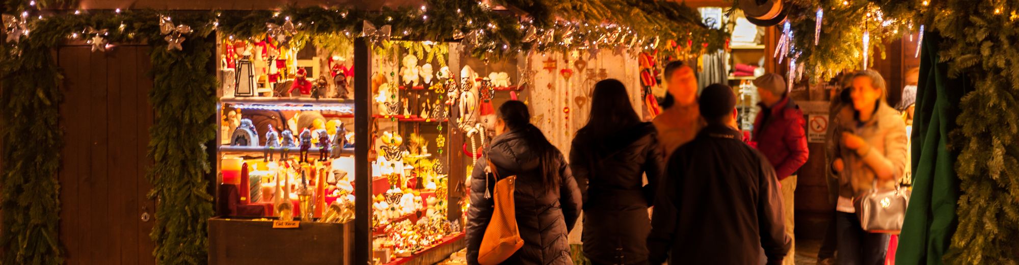 Weihnachtliche Hütten und Verkaufsstände...: | © ksfotodesign - stock.adobe.com