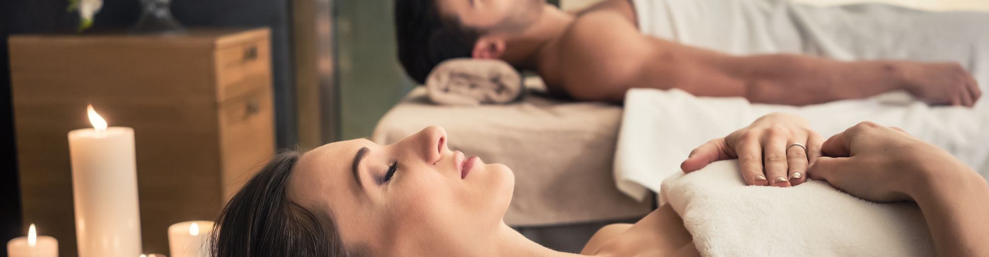 Wellness-Massagen in erholsamer Umgebung | © Kzenon - stock.adobe.com