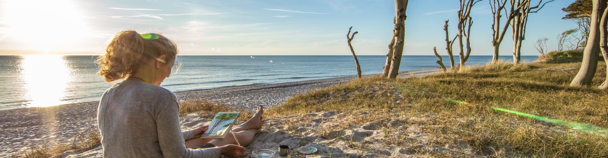 Malen am Naturstrand an der Ostsee | © haiderose - stock.adobe.com
