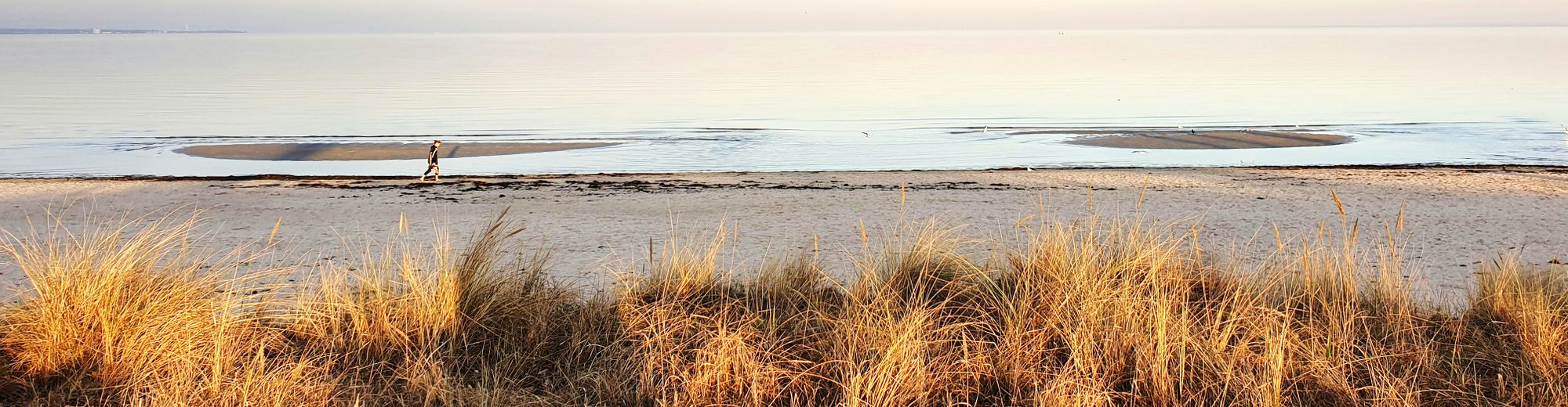Strand und Meer in weichem Licht