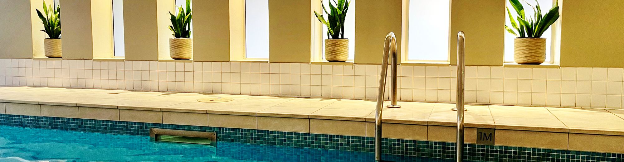 Indoorpool in gelbes Licht getaucht