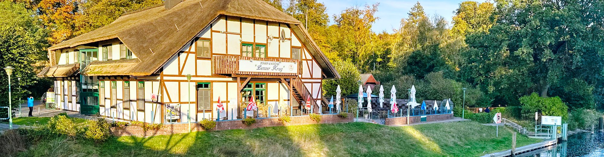 Außenansicht des Lenzer Krug in warmes Herbstlicht getaucht