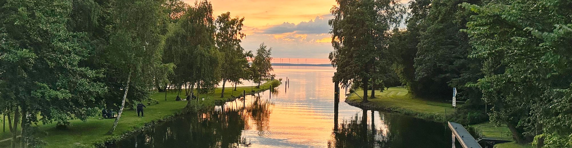Abendstimmung am Lenzer Kanal mit Sonnenuntergang und warmen orangfarbenen Licht