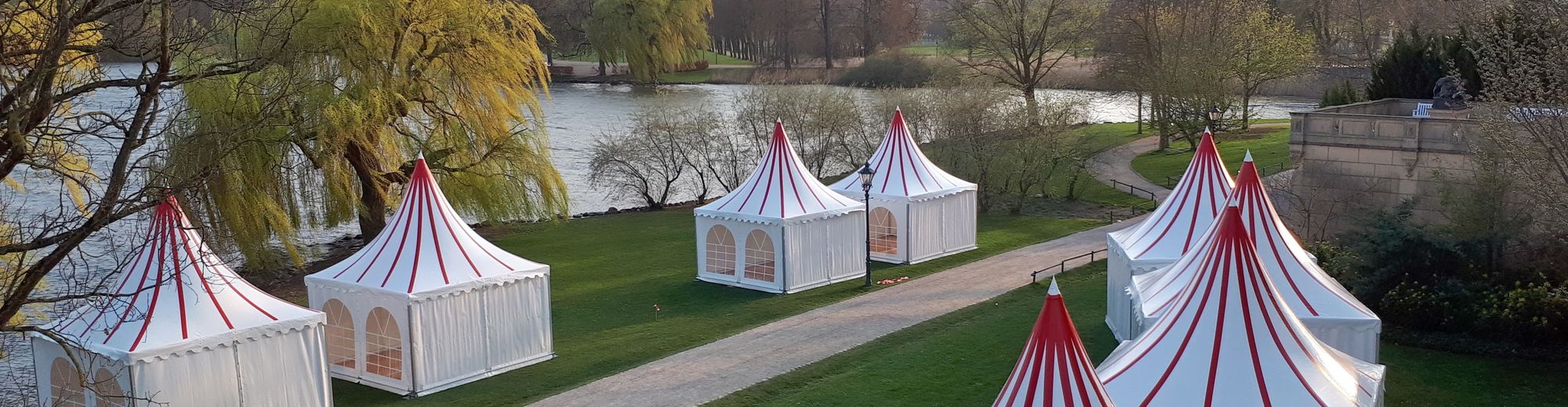 Mehrere Pagode-Zelte auf der Schweriner Schlossinsel aufgebaut