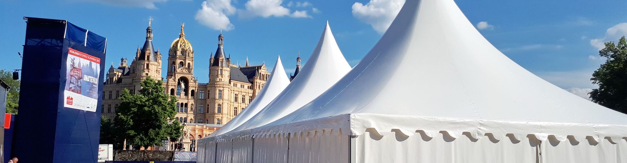 weiße Zelte vor dem Schweriner Schloss