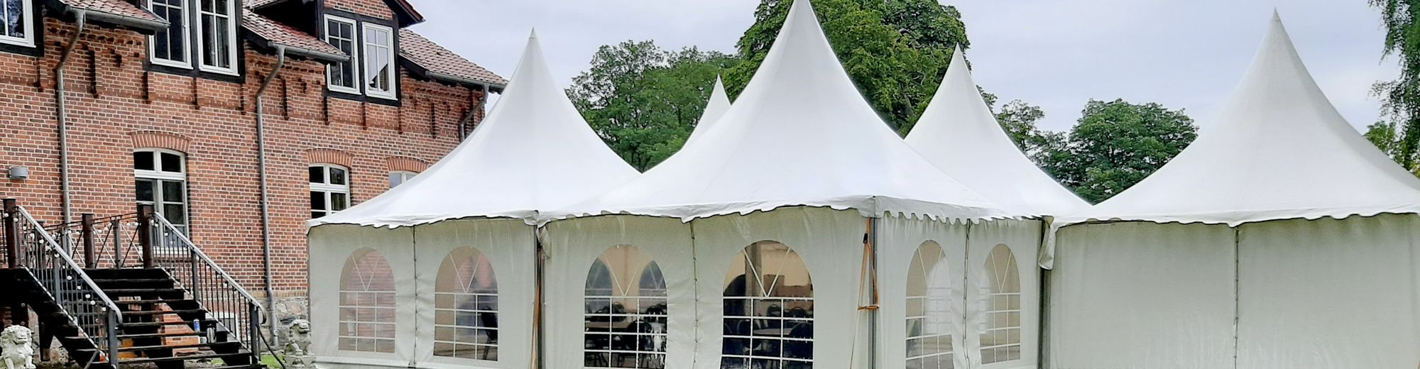 Mehrere Pagode-Zelte zusammengestellt auf verlegtem Untergrund