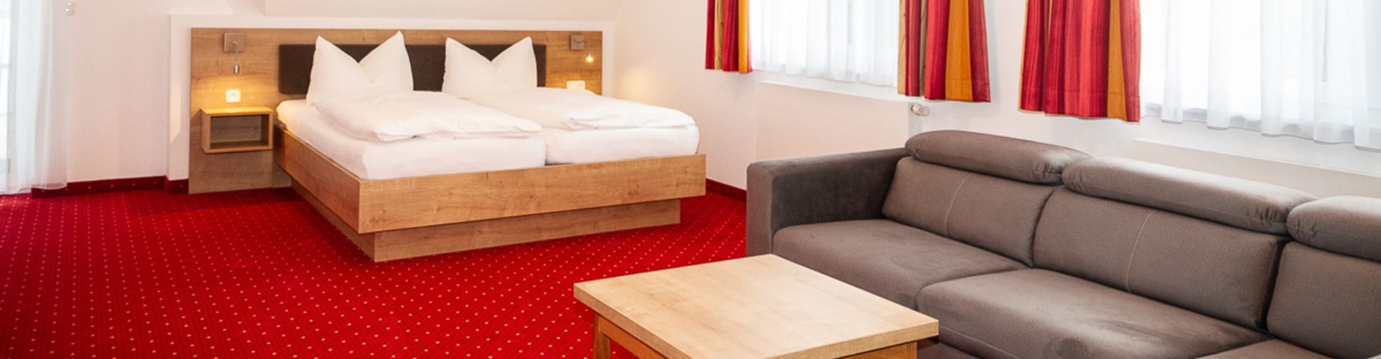 geräumiges Doppelzimmer mit großer Couch
